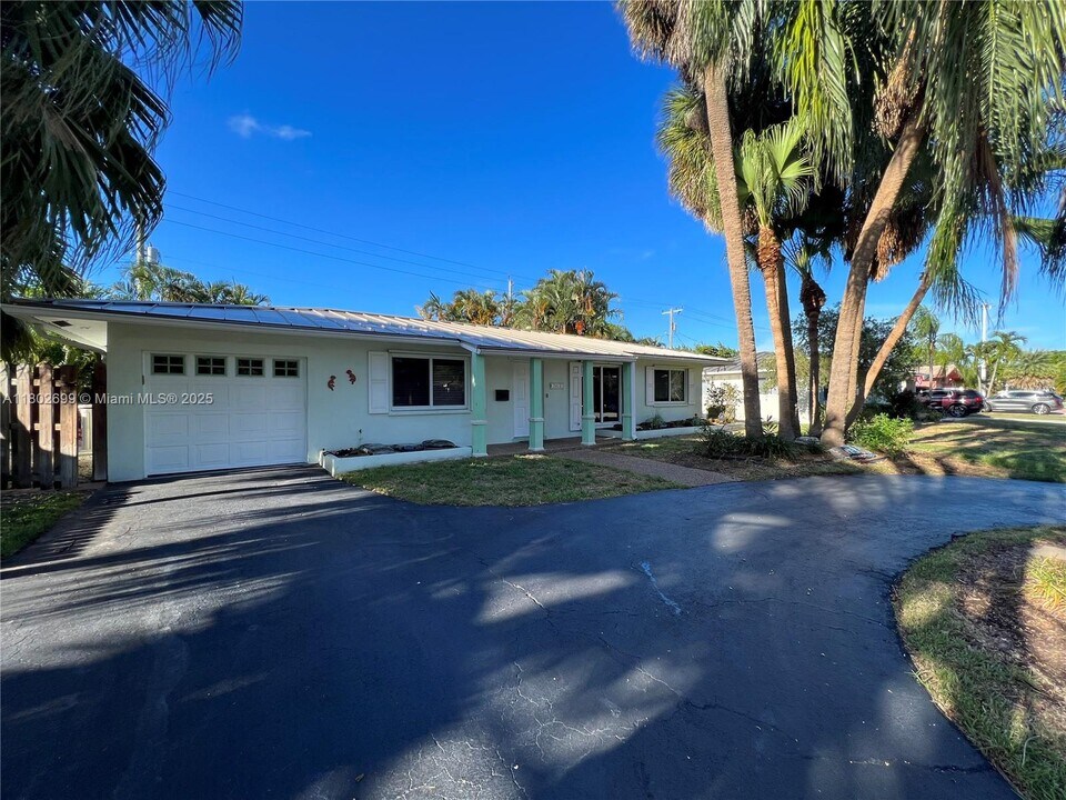 2011 NE 33rd St in Lighthouse Point, FL - Building Photo