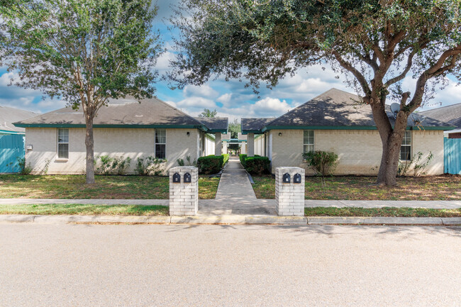 1106 Lexington Cir in Edinburg, TX - Building Photo - Building Photo