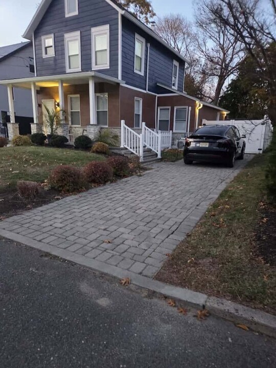 355 Lake Ave in Oakhurst, NJ - Foto de edificio