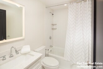 92 Brown St, Unit 1 in Waltham, MA - Building Photo - Building Photo