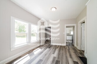 704 E Gift Ave in Peoria, IL - Foto de edificio - Building Photo