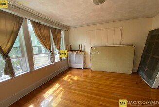 28 Manet Rd, Unit 1 in Chestnut Hill, MA - Foto de edificio - Building Photo