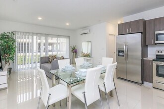 Modern Towers in Homestead, FL - Foto de edificio - Building Photo