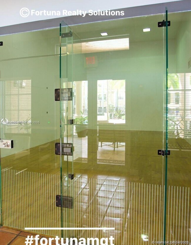 151 SW 117th Ave in Pembroke Pines, FL - Foto de edificio - Building Photo