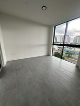 1950 NW 1st Pl, Unit B18 in Miami, FL - Foto de edificio - Building Photo