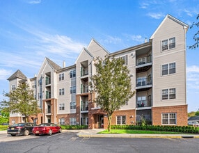 The Apartments at Aberdeen Station in Aberdeen, NJ - Foto de edificio - Building Photo