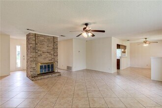 12012 Swallow Dr in Austin, TX - Foto de edificio - Building Photo