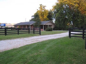 409 N Lincoln Blvd in Hodgenville, KY - Building Photo - Building Photo