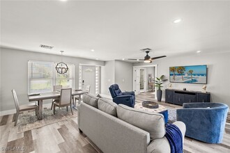 248 Bay Meadows Dr in Naples, FL - Foto de edificio - Building Photo