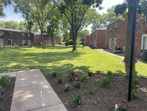 Oakmont Townhomes in St. Louis, MO - Building Photo - Building Photo