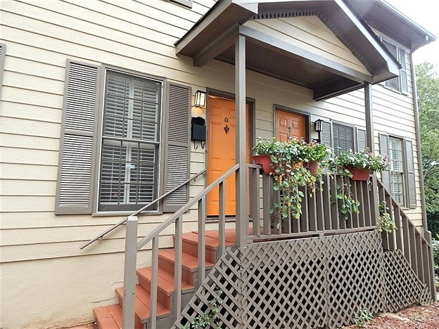 property at 627 Delmar Ave SE