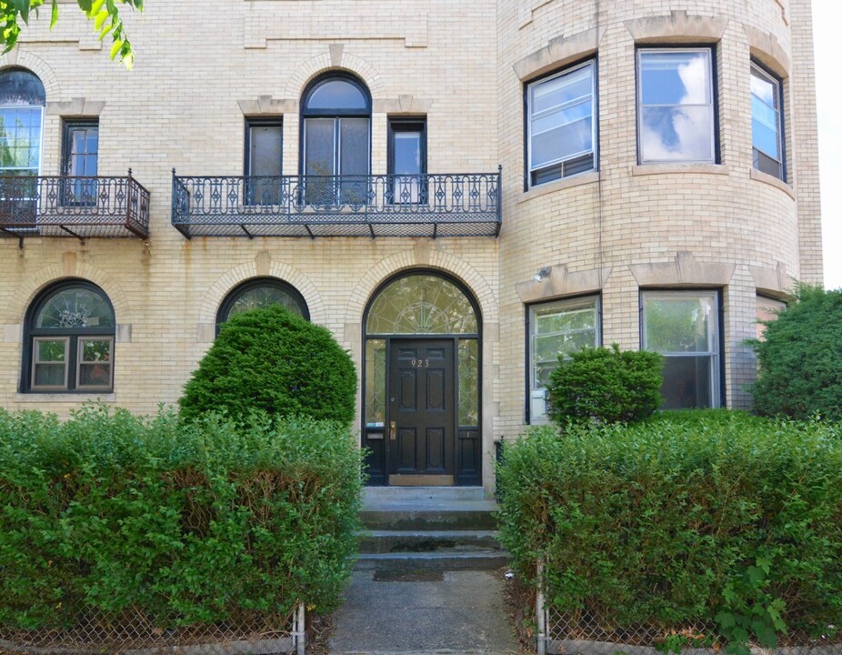 923 Beacon St, Unit 2 in Boston, MA - Foto de edificio