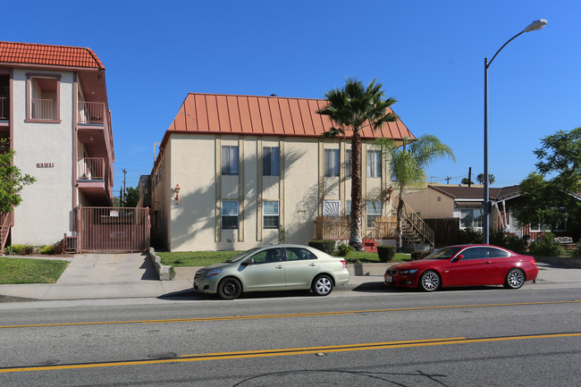 1135 E Wilson Ave in Glendale, CA - Foto de edificio - Building Photo