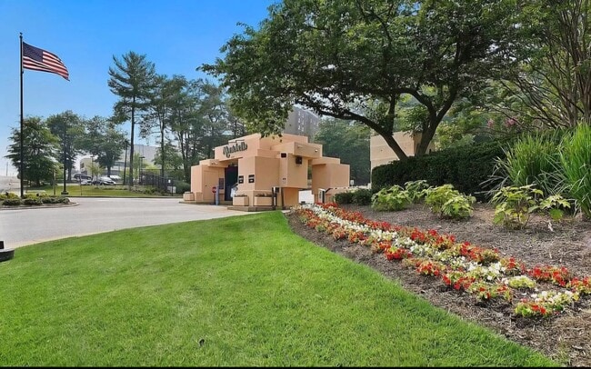 5901 Mt Eagle Dr, Unit 910 in Alexandria, VA - Foto de edificio - Building Photo