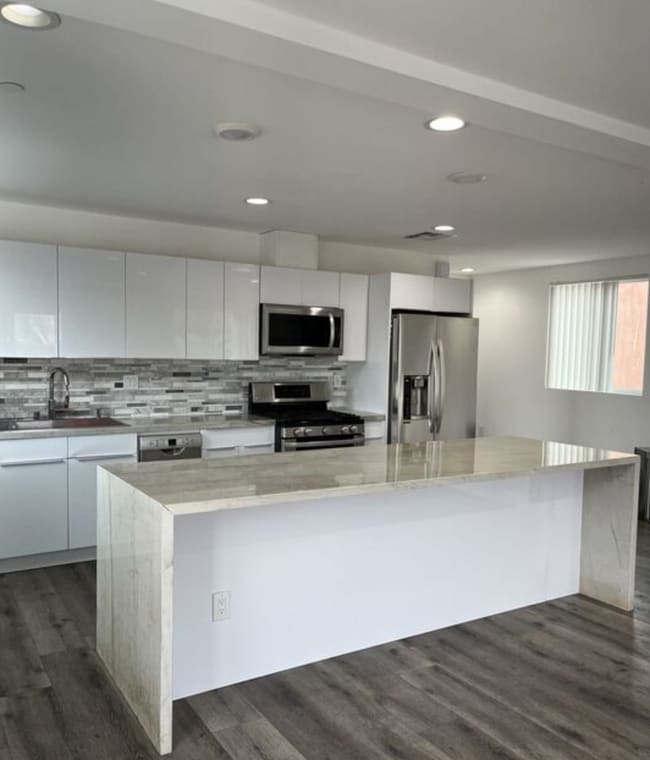 property at 2121 S Burnside Ave