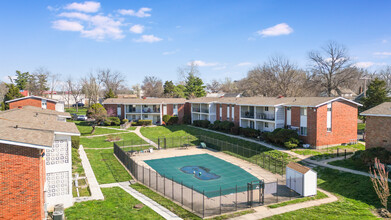 Royal Court Apartments in Overland Park, KS - Foto de edificio - Building Photo