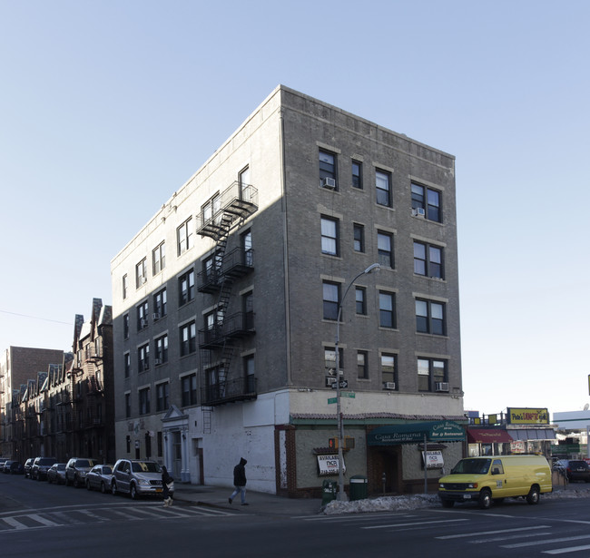 39-20 Queens Blvd in Long Island City, NY - Foto de edificio - Building Photo