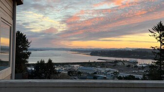 63438 Shore Edge Dr in Coos Bay, OR - Building Photo