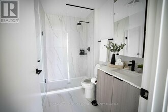 2495 Eglinton Ave W in Mississauga, ON - Building Photo - Building Photo