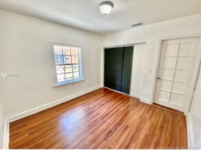 12780 Westview Dr, Unit Rosi in Miami, FL - Foto de edificio - Building Photo