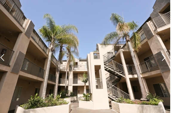 Beachwood Terrace in Long Beach, CA - Building Photo