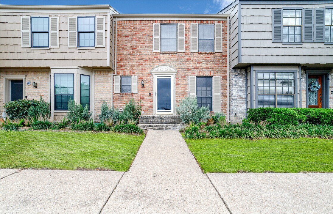 7505 Memorial Woods Dr in Houston, TX - Building Photo