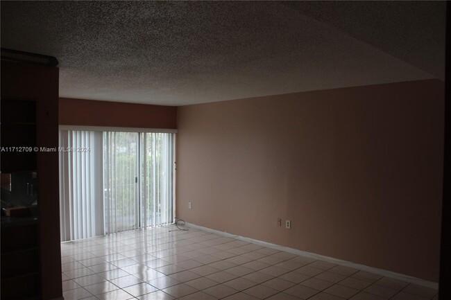 9300 W Flagler St in Miami, FL - Building Photo - Building Photo