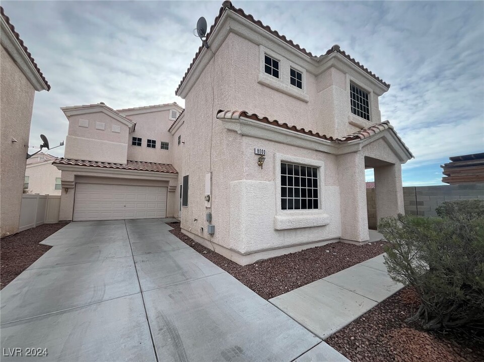 8000 Dancing Sunset Ct in Las Vegas, NV - Building Photo