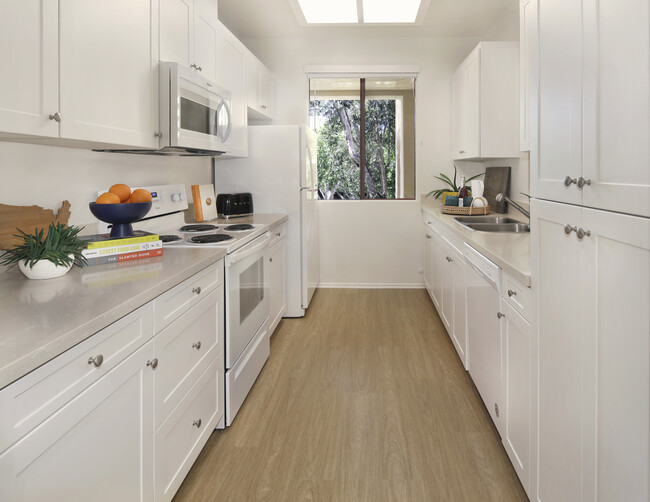 Ambrose Apartment Homes in Irvine, CA - Foto de edificio - Building Photo