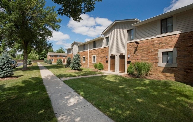 Knoll Ridge Townhomes & Apartments in Indianapolis, IN - Foto de edificio - Building Photo