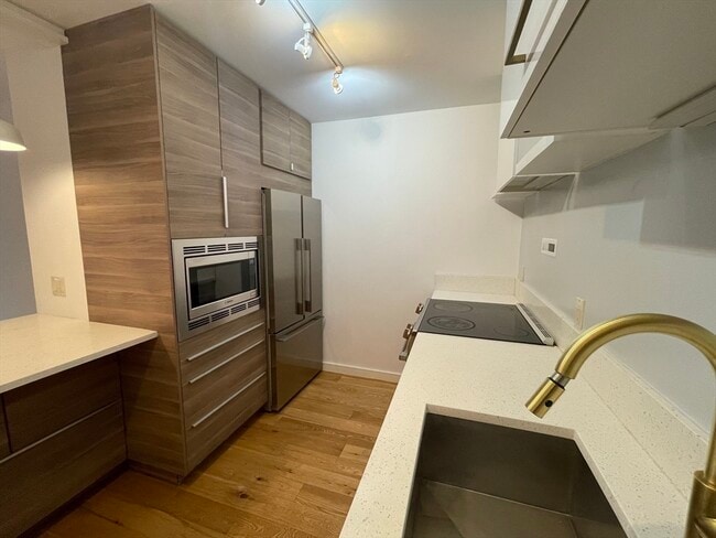 50 Longwood Ave, Unit 319 in Brookline, MA - Foto de edificio - Building Photo