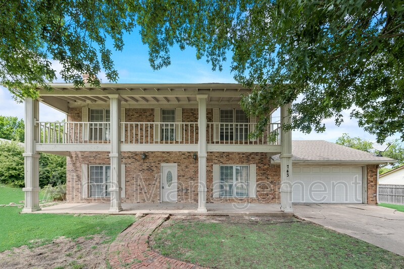 743 Kings Ln in Desoto, TX - Building Photo