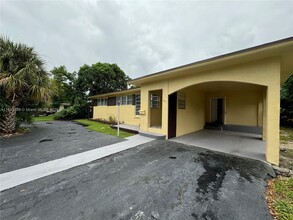 871 Wyoming Ave in Fort Lauderdale, FL - Building Photo - Building Photo