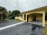 871 Wyoming Ave in Fort Lauderdale, FL - Foto de edificio - Building Photo