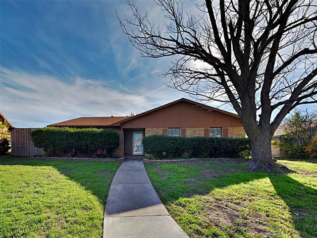 2112 Victoria Rd in Carrollton, TX - Foto de edificio