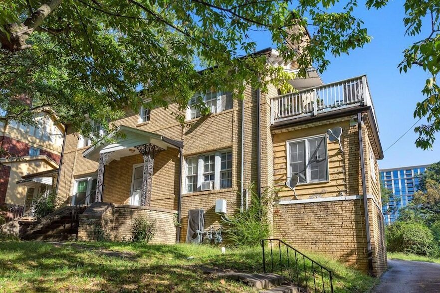 52 Delmont Dr NE in Atlanta, GA - Foto de edificio