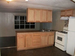 135 Belmont St in Junction City, KS - Building Photo - Building Photo