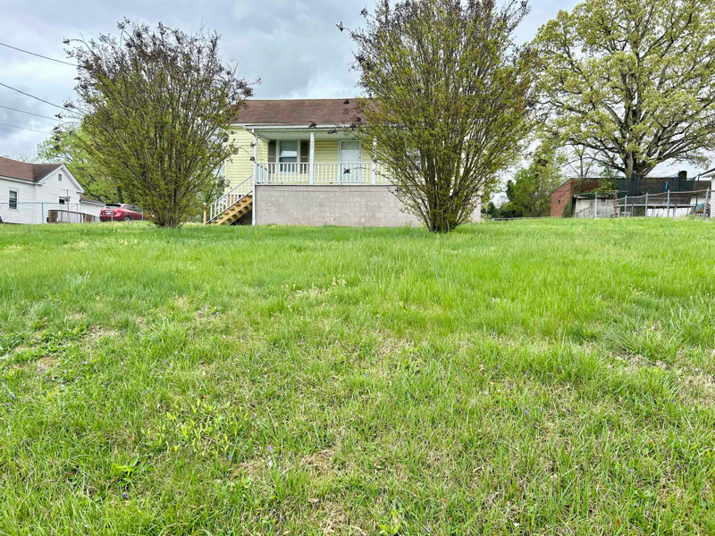 1404 Fieldcrest Rd in Eden, NC - Building Photo