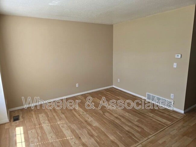 5593 S 3375 W in Roy, UT - Foto de edificio - Building Photo