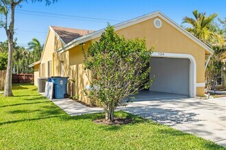 104 Oxford Ct in Royal Palm Beach, FL - Building Photo - Building Photo