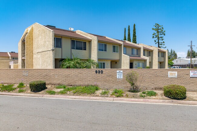 930 Olive Dr in Bakersfield, CA - Foto de edificio - Building Photo