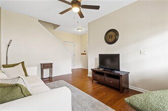 1565 Oakdale Bluffs Dr in Mableton, GA - Foto de edificio - Building Photo