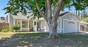 1074 Beechwood St in Yuba City, CA - Building Photo