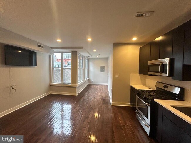 723 Sansom St in Philadelphia, PA - Building Photo - Building Photo