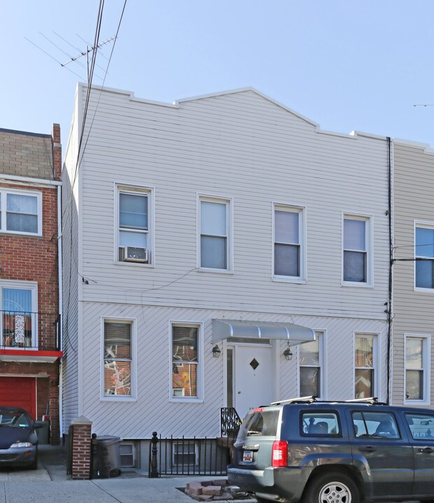 5920 Gates Ave in Ridgewood, NY - Building Photo