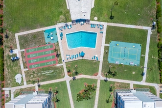 2020 N Atlantic Ave in Cocoa Beach, FL - Foto de edificio - Building Photo