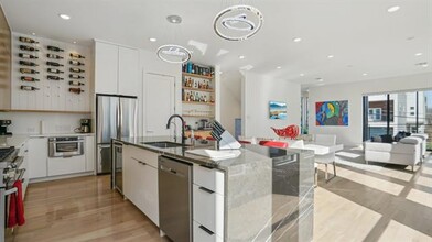 1010 Mobile St in Dallas, TX - Building Photo - Building Photo