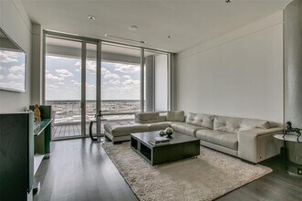 2408 Victory Park Ln in Dallas, TX - Building Photo - Building Photo