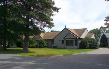 1 Walnut Ter in Foxboro, MA - Foto de edificio - Building Photo