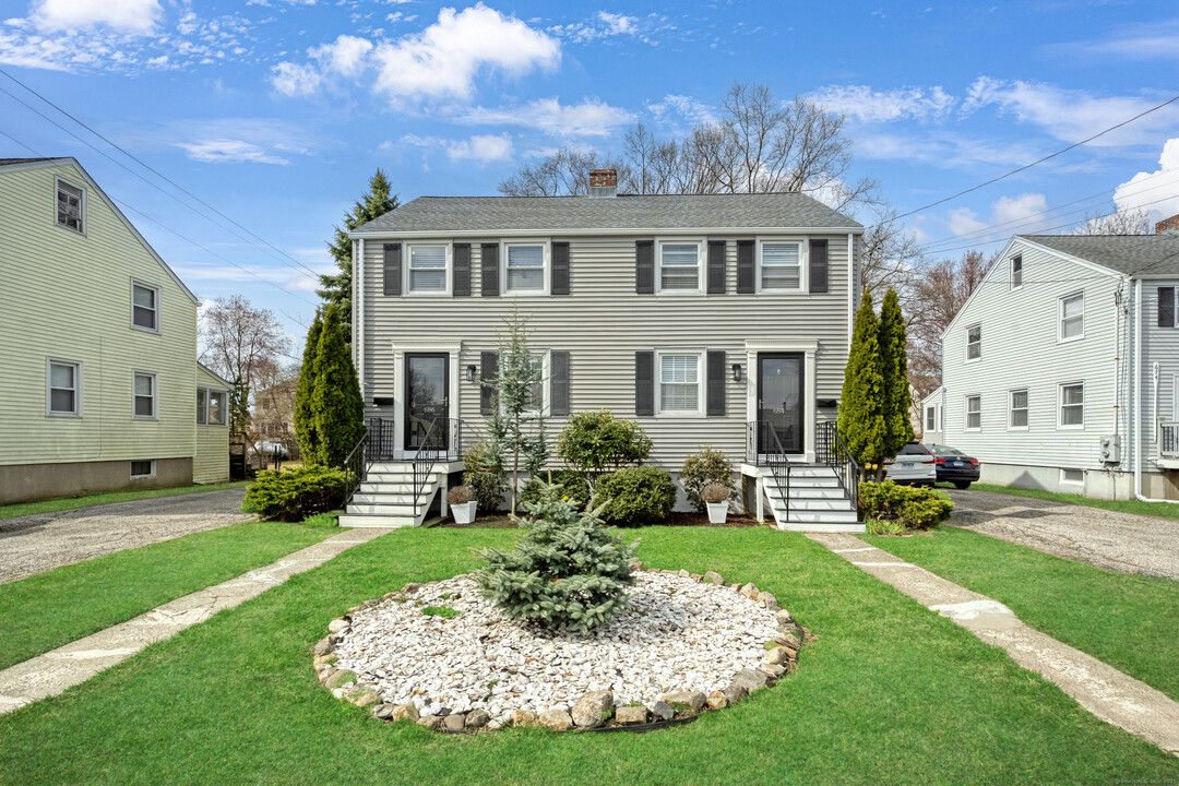 686 Reef Rd in Fairfield, CT - Foto de edificio
